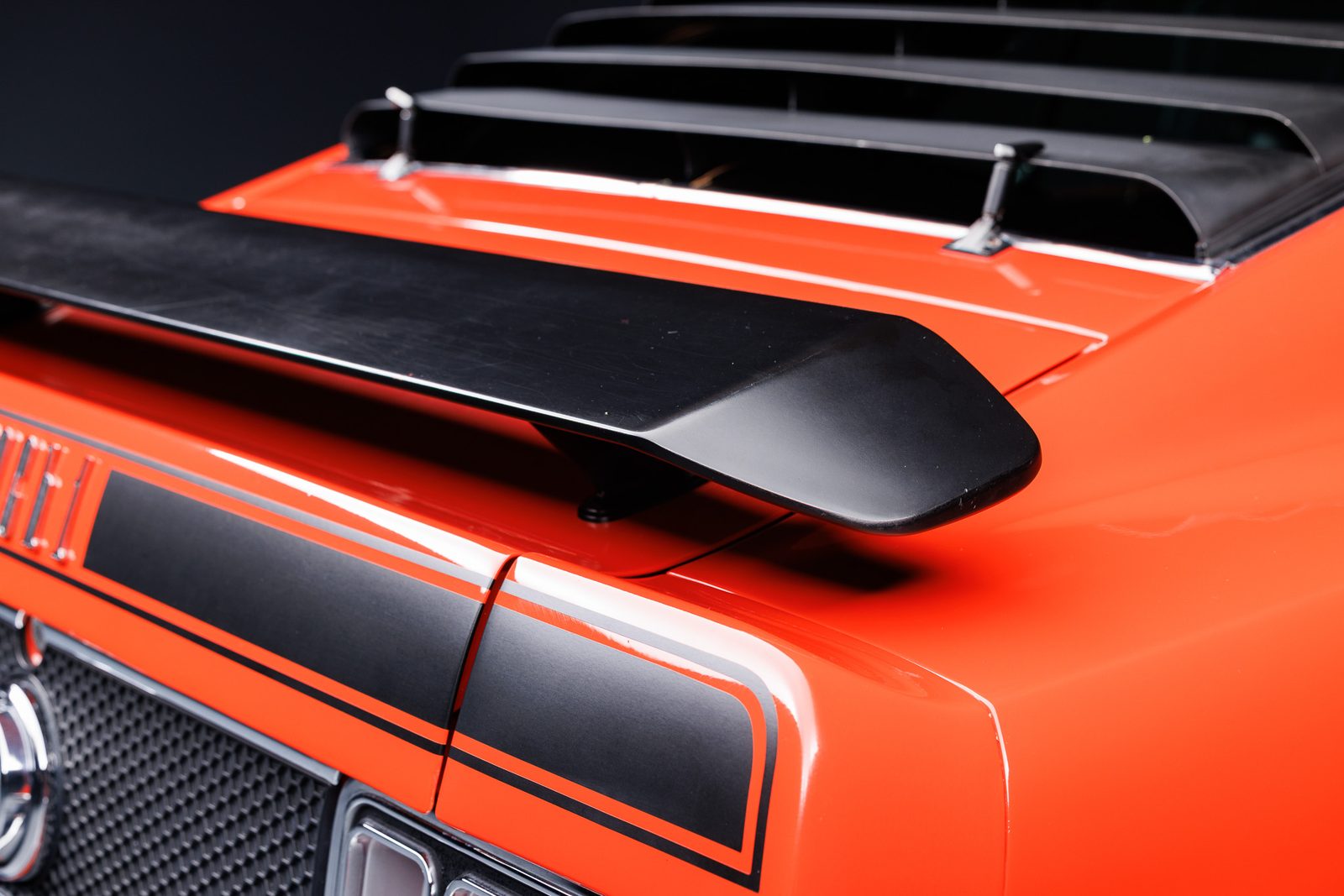 Mach 1 rear spoiler and sport slats detail