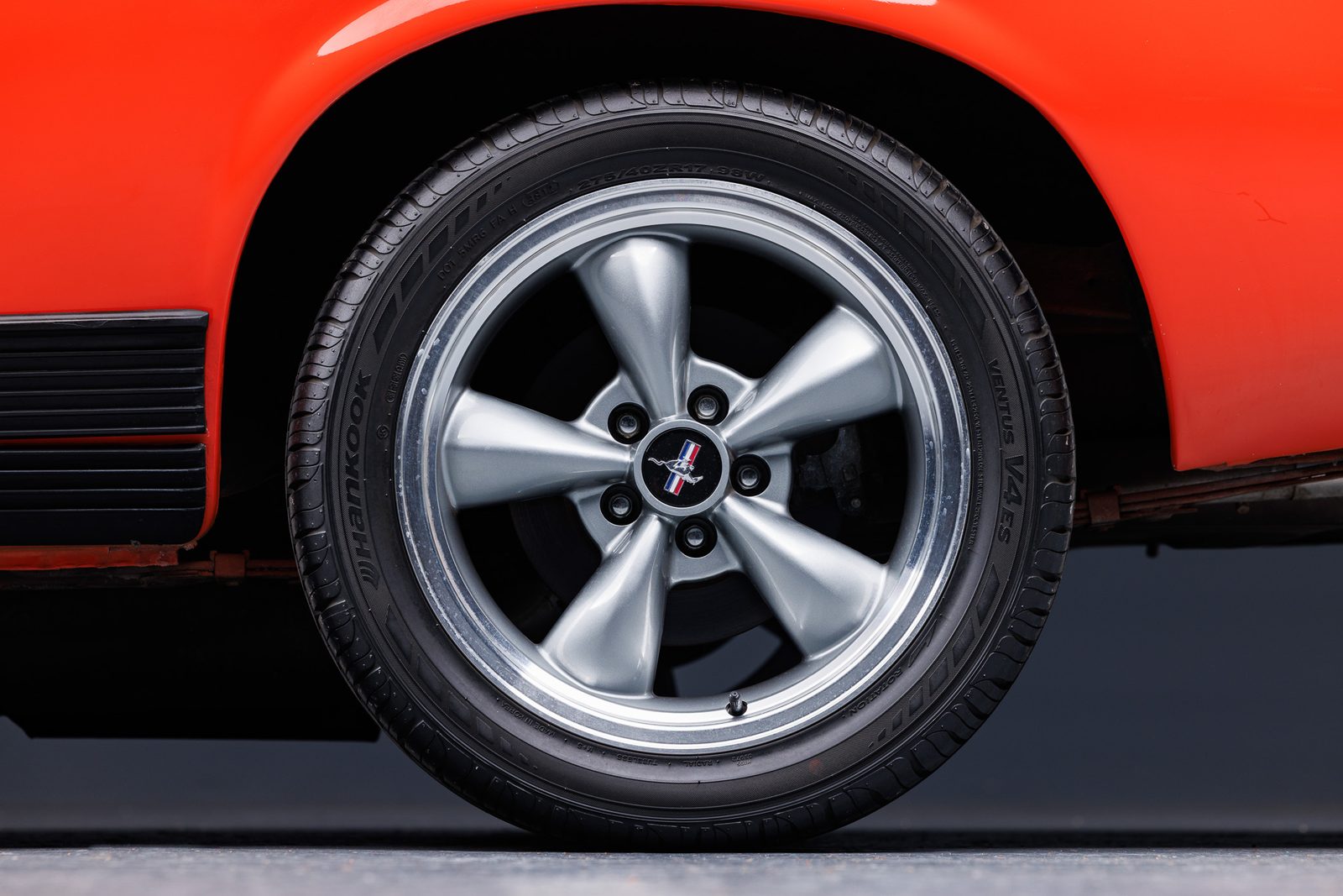 17-inch five-spoke alloy wheel on Calypso Coral Mach 1